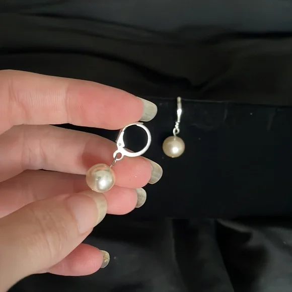💥10/$10 Huggie hoop pearl earrings free with bundle - Picture 7 of 9